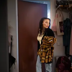 Tonårstjej I Hall (1)