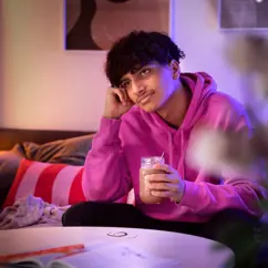 Beskuren 2 Ungdom Dricker Oboy I Soffa (1)