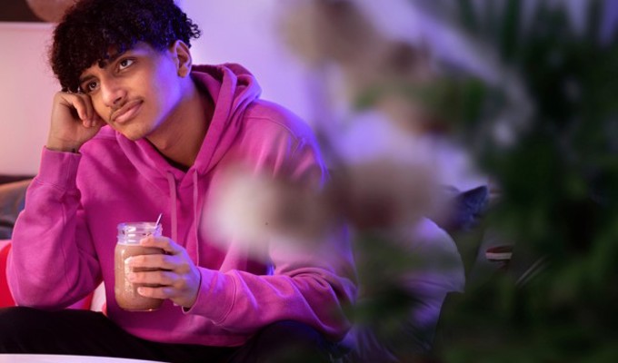 Beskuren Ungdom Dricker Oboy I Soffa