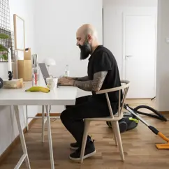 Man som sitter vi dator