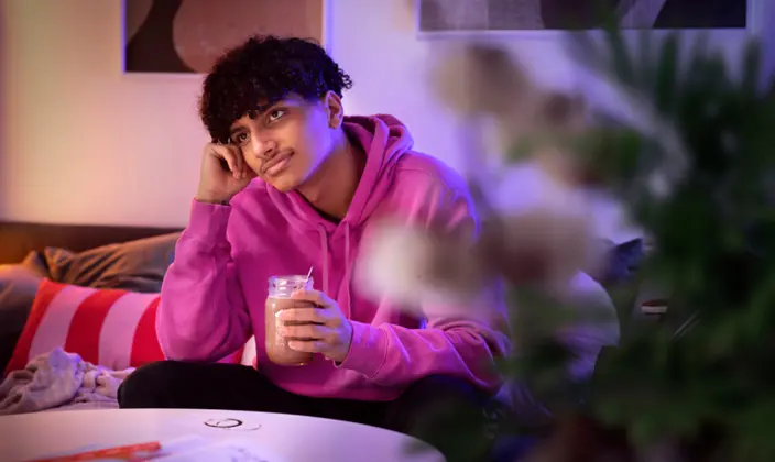 Ungdom Dricker Oboy I Soffa (2)