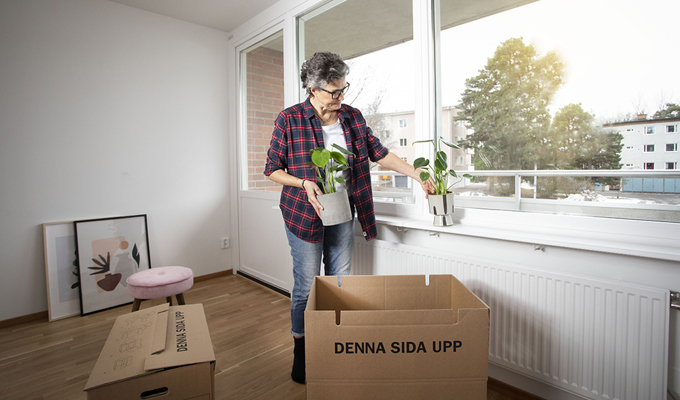 Kvinna Flyttlåda